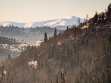 Bir dağ sırası olan kış manzarası.