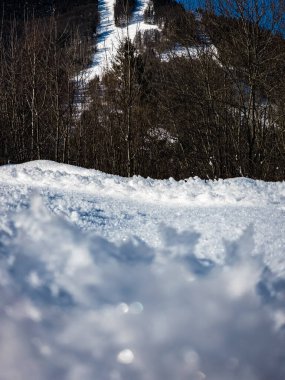 Kışın karla kaplı dağlar