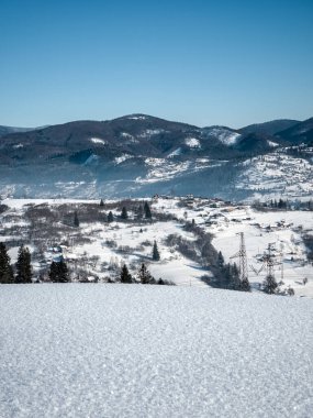 Kar ve dağlarla kaplı kış manzarası