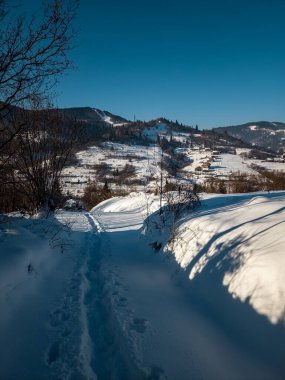Kış mevsiminde karla kaplı dağ yolu