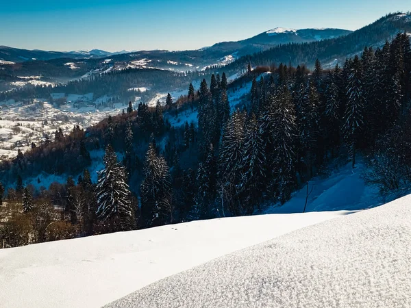 Güneşli bir günde karlı kış dağları.