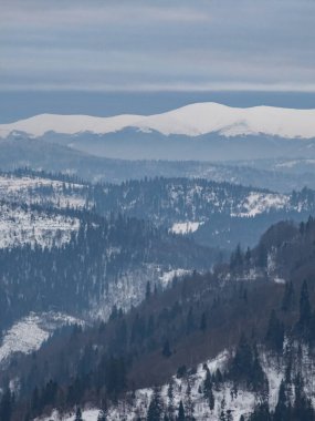Çek dağlarında kış manzarası