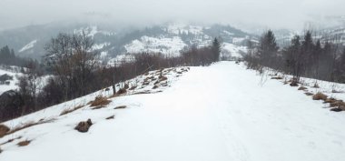 Dağlarda kış yolu