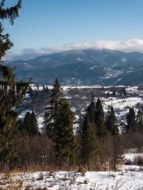 Arkasında dağ olan kış manzarası