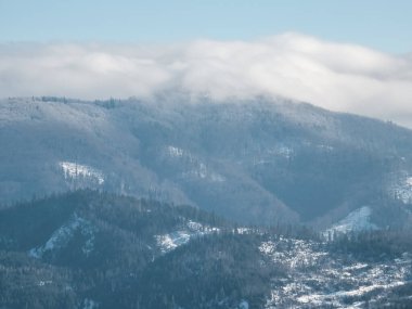 Kış dağları manzarası. Karpat Dağları 'nın güzel dağ manzarası.