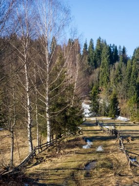 Dağlardaki köyün kış manzarası
