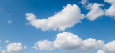 Mavi gökyüzü arka planında beyaz bulut