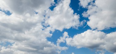 Beyaz bulutlu mavi gökyüzü, doğa arkaplan