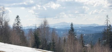 Kışın karla kaplı dağlar