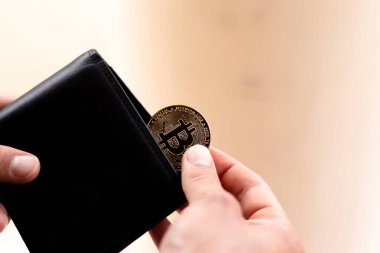 Kripto Bitcoin 'i cüzdanından çıkaran adam, kripto para birimini, yatırımı ve tasarruf konseptini temsil ediyor.