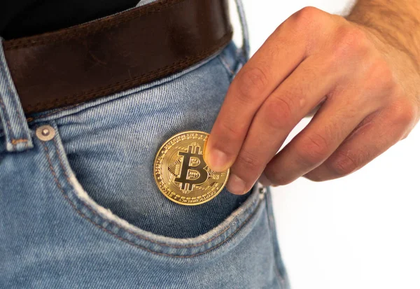 Kripto Bitcoin 'i cebine koyan adam, kripto para işi, mali geçmiş, yatırım ve tasarruf konsepti fotoğrafı