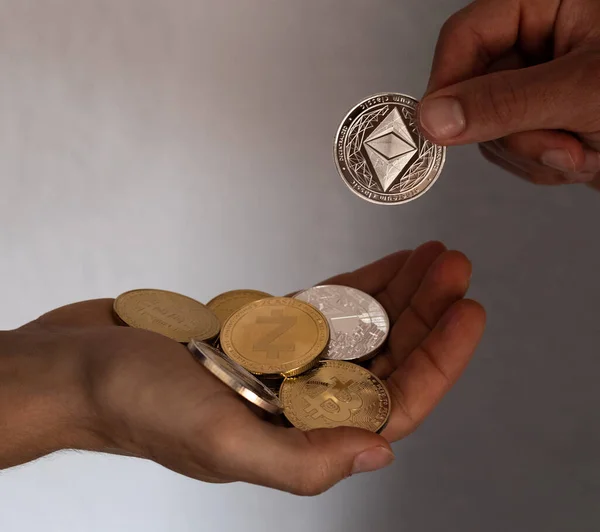 Kripto para birimleriyle dolu ellerde ethereum ödemek, kripto para birimini, yatırımı ve tasarruf konsepti fotoğrafını temsil etmek