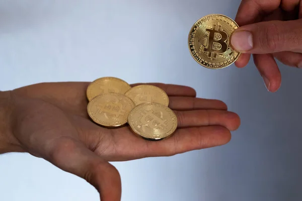 Kripto para birimleriyle dolu ellerde bitcoin ödemek, kripto para birimini, yatırımı ve tasarruf konsepti fotoğrafını temsil etmek