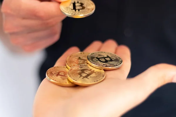 Şifreleme para dolu ellerle para ödeyen adam kripto para birimini, yatırım ve tasarruf konseptini temsil ediyor.