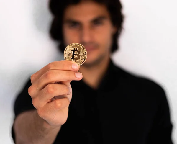 Kripto Bitcoin adamı üzerinde düşünen ve düşünen adam, kripto para birimini, yatırımı ve tasarruf konsepti fotoğrafını temsil ediyor.