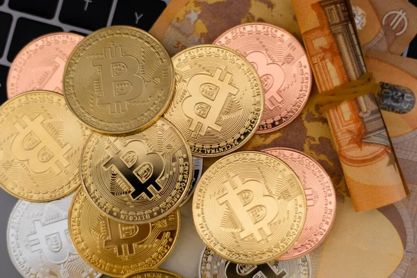 Bilgisayarın üzerinde bitcoin sikkeleri ve avro kavramına sahip arkaplan formu
