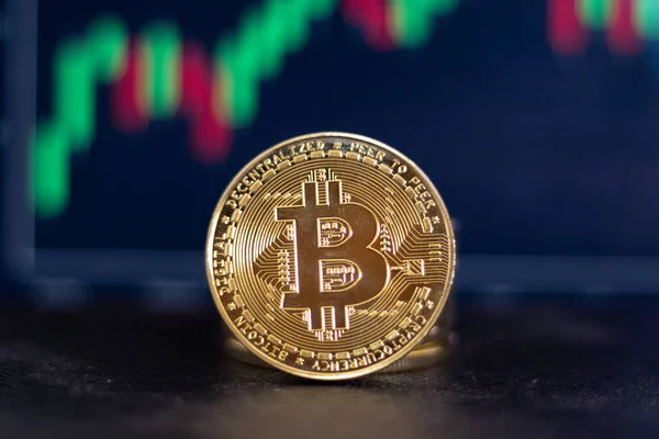 Bitcoin 'in kripto altın sikkesi finansal ve ekonomik yatırımları temsil eden bir grafiğin önünde