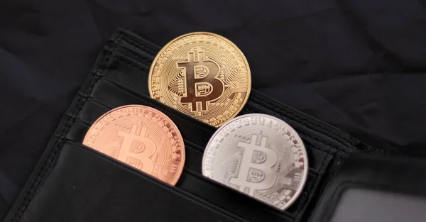 Kripto bitcoin bir cüzdanın içinde, kripto para, yatırım ve tasarruf konsept fotoğraf temsil