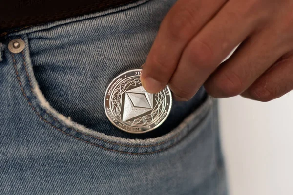 Kripto ethereum 'u cebine koyan adam, kripto para birimi işi, mali geçmiş, yatırım ve tasarruf konsepti fotoğrafı