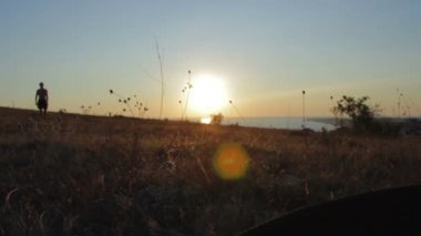 Gün batımında alanında yürüyen bir adam