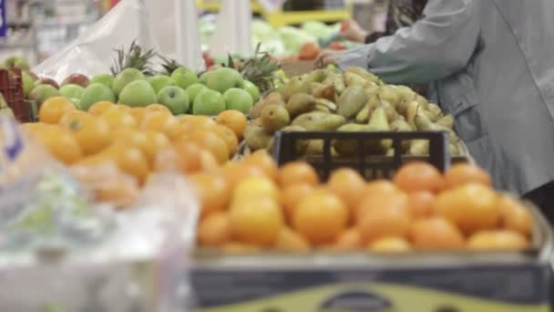 Menschen wählen Obst im Laden. — Stockvideo