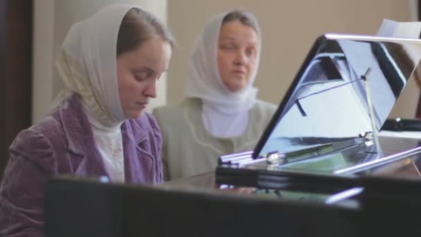 Christelijke vrouw speelt piano klassieke melodie — Stockvideo