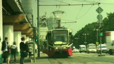 İnsanlar tramvay parça karşıdan karşıya. Tramvay rides onun rota boyunca.