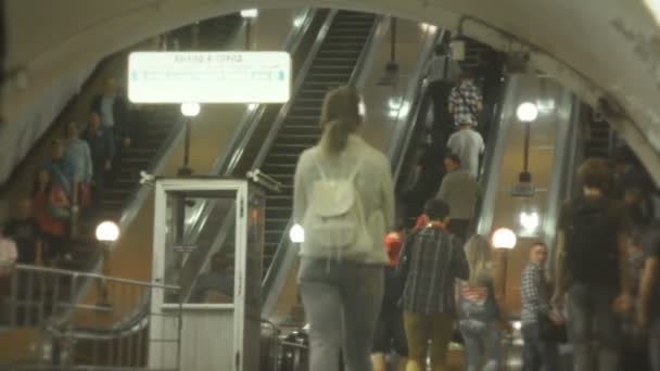 Människor på rulltrappan i tunnelbanan. Skynda sig människor — Stockvideo