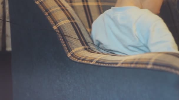 Un garçon jouant à un jeu sur la tablette. Filmé avec le curseur .