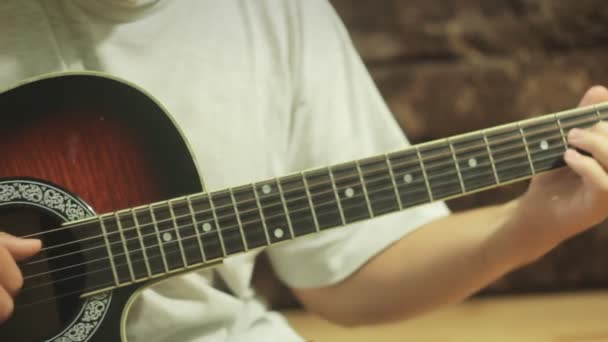 Un uomo che suona la chitarra acustica. Girato con cursore — Video Stock