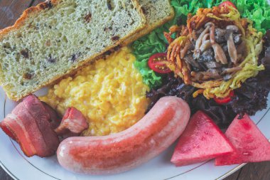 Melaka restoranında Amerikan kahvaltısı.