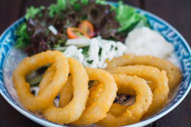 Malezya restoranında salatalı börek.