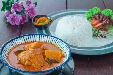 Malezya restoranında baharatlı soslu et güveci.