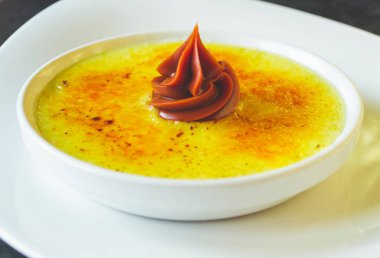 Lezzetli creme brulee tatlısı