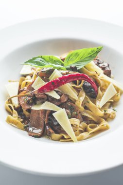 Mantarlı İtalyan makarnası ve parmesan peyniri.