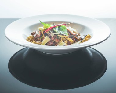 Mantarlı İtalyan makarnası ve parmesan peyniri.