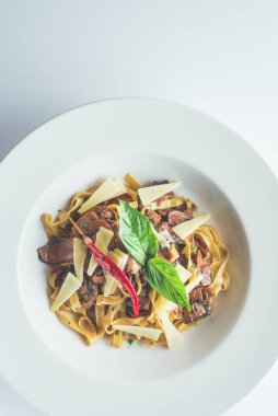 Mantarlı İtalyan makarnası ve parmesan peyniri.