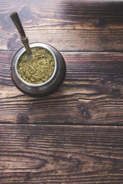 Eş adı verilen geleneksel Arjantin sıcak içeceği