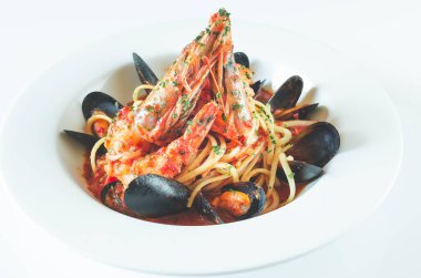 Pomodoro soslu İtalyan makarnası.