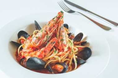 Pomodoro soslu İtalyan makarnası.