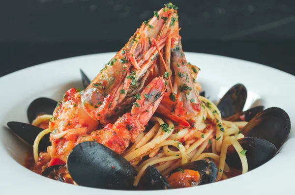 Włoski Makaron Jedzeniem Morskim Sosie Pomodoro — Zdjęcie stockowe