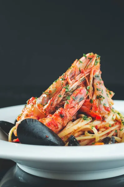 Włoski Makaron Jedzeniem Morskim Sosie Pomodoro — Zdjęcie stockowe