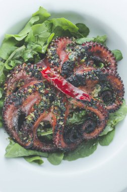 Izgara ahtapot roka ve baharatlı biber.