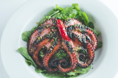 Izgara ahtapot roka ve baharatlı biber.