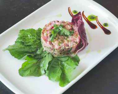 Arugula ve zeytinyağlı ton balığı.