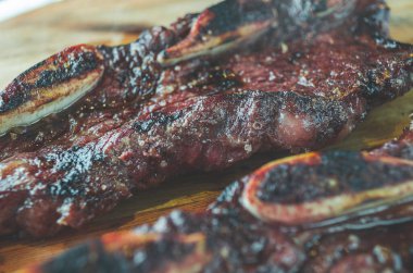 Arjantin mutfağında geleneksel kemikli ızgara et.