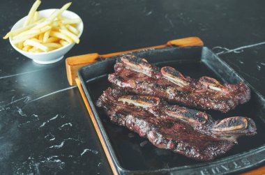 Arjantin mutfağında geleneksel kemikli ızgara et.