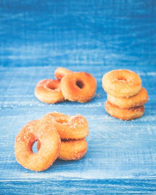 Çikolata ve esmer şekerden yapılmış küçük çörekler.