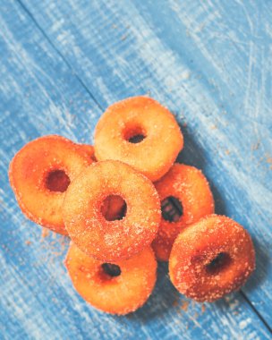 Çikolata ve esmer şekerden yapılmış küçük çörekler.