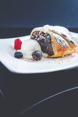 Vanilyalı dondurmalı elmalı turta.